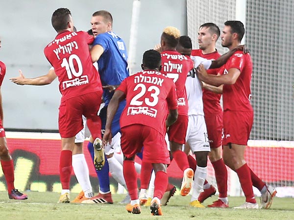 אבוקסיס יצא להגנת השוער שלו (אלן שיבר)