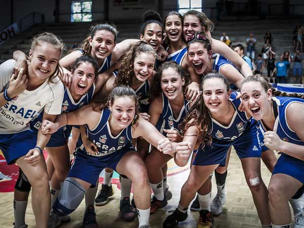 הנערות חוגגות ניצחון גדול (באדיבות פיב"א, האתר הרשמי)