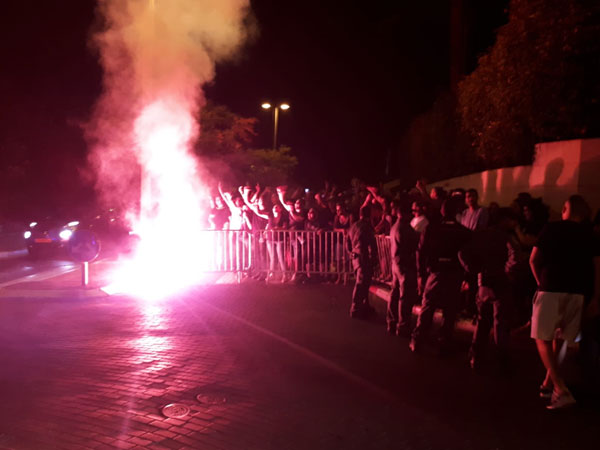 לחץ האוהדים השפיע? ההפגנה מול בית טביב אמש