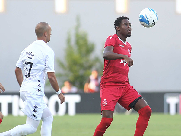 ימשיך על הספסל. רוג'ר (אלן שיבר)