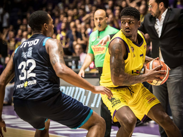 ג'ונס: "עוד לומד את החברים שלי" (מנהלת הליגה)