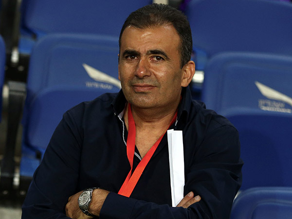 ידין מאוכזב מהתנהלות המועדון. ניסנוב (אלן שיבר)