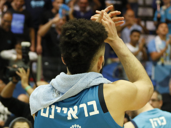 מפנטז על ה-NBA. בראיינט חולם בגדול (צילום: מנהלת הליגה)