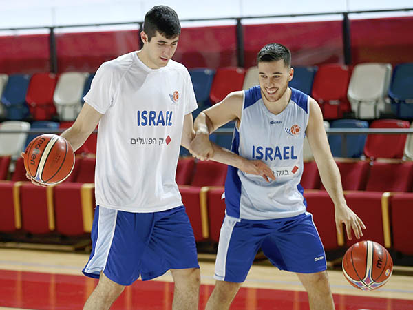 הנבחרת החלה בהכנות. זוסמן ובלאט (אלן שיבר)