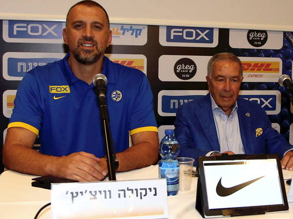 מזרחי עם וויצ'יץ'. עדיין מאמין בו (צילום: אלן שיבר)