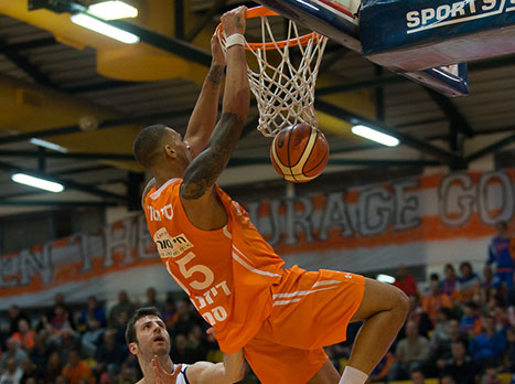 שוב בכתום. סימפסון (מנהלת הליגה)