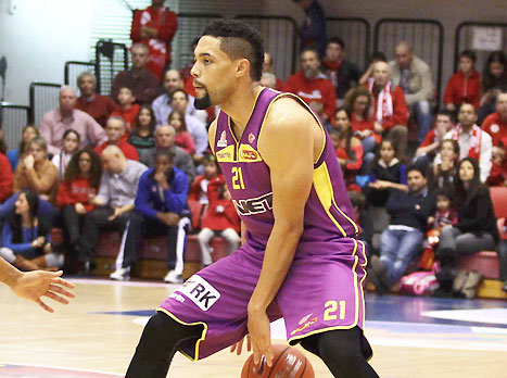 זכה לחיזורים מנהריה והפועל ת"א. ריינולדס (מנהלת הליגה)