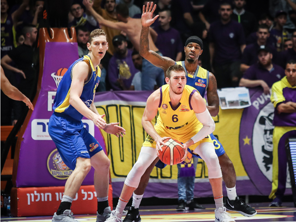 פליישר (משמאל). משחק לא רע מול חולון (מנהלת הליגה)