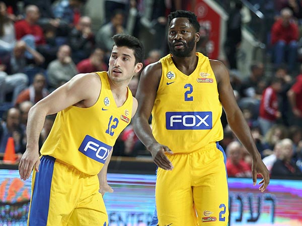 שחקני מכבי ת"א הגיעו זחוחים (אלן שיבר)