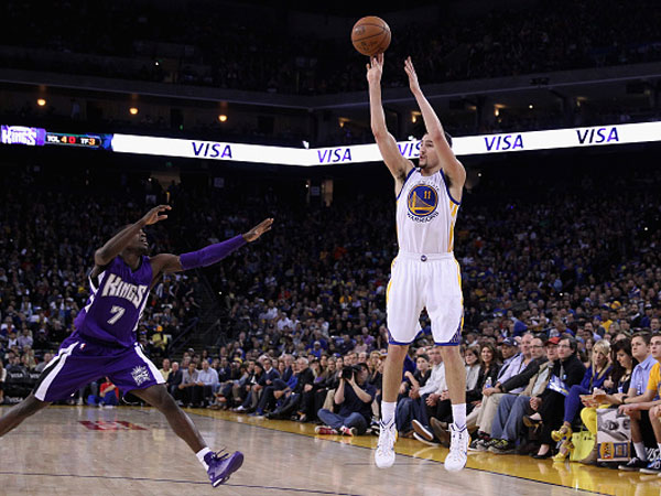 איזה לילה עבר עליו. תומפסון בפעולה במשחק ההוא (צילום: Ezra Shaw/Getty Images)