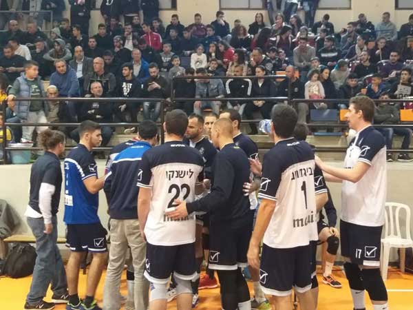 שחקני הוד השרון חוגגים (איגוד הכדורעף)