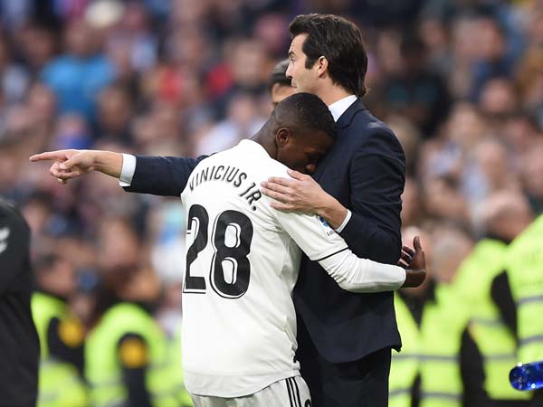 ידע מה יש לו ביד. סולארי עם ויניסיוס (Photo by Denis Doyle/Getty Images)