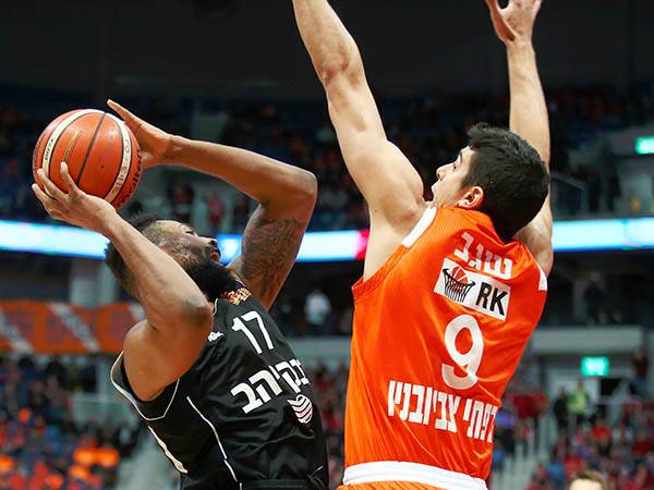 באטלר. הועדף על פני כריס ג'ונסון (אלן שיבר)