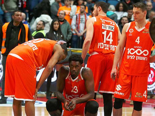 שחקני ראשל"צ בגמר. מנסים לחזור לקרקע (אלן שיבר)