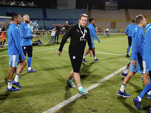 עם השחקנים. יודע לשחרר את החבל כשצריך (אלן שיבר)