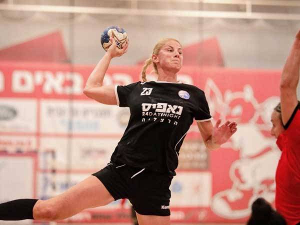 אניטה קמפה מנצחת את האקסית (הדר ואן קולא, הפועל ראשל"צ)