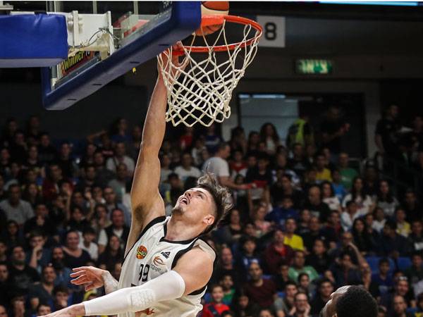 משחק בלי הגנות (עודד קרני)