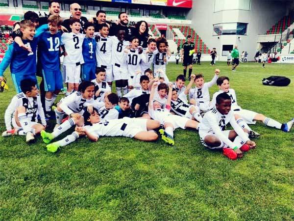 כריסטיאנו ג'וניור וחבריו אחרי הזכייה (טוויטר)