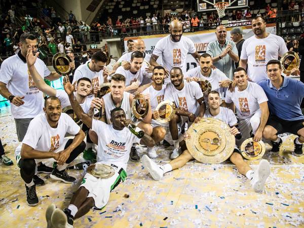 הירוקים בחגיגות הזכייה (צילום: עודד קרני)