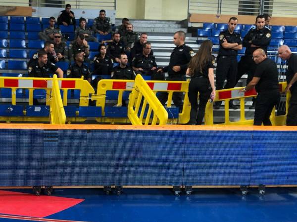 שלוש השורות הראשונות מעל הסל סגורות