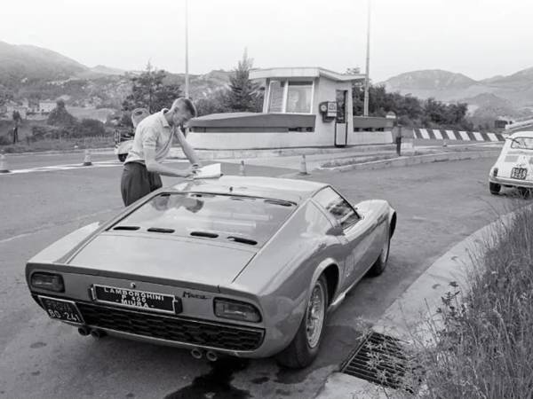 בוב וואלאס ליד למבורגיני מיורה P400 יחידה מסדרה J שהייתה מיועדת למירוצים. הרכב הושמד במהלך המבחנים (צילום: יצרן)