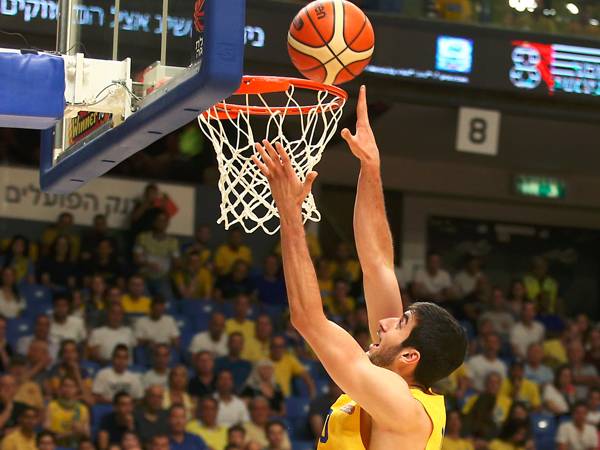 זוסמן בדרך לסל. העונה הבאה ב-NBA? (צילום: אלן שיבר)