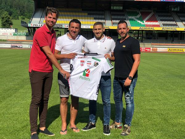 ויסמן מציג את החולצה החדשה