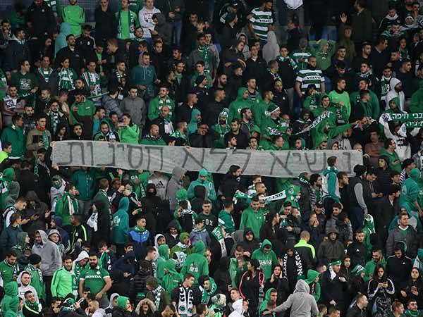 אוהדי מכבי חיפה קוראים למחאה (צילום: יוסי שקל)