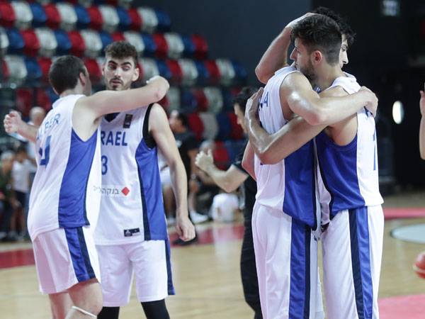 שחקני הנבחרת חוגגים בסיום (דני מרון)