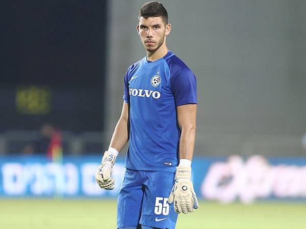 מצפים לבואו. גלזר במדי מכבי חיפה (צילום: אלן שיבר)