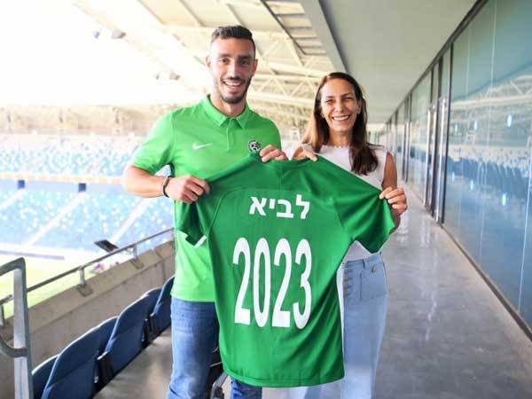 לביא אחרי החתימה (באדיבות האתר הרשמי של מכבי חיפה - ראובן כהן)