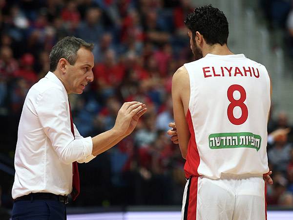 עם קטש. "מעולם לא התחצפתי לאף מאמן" (אלן שיבר)