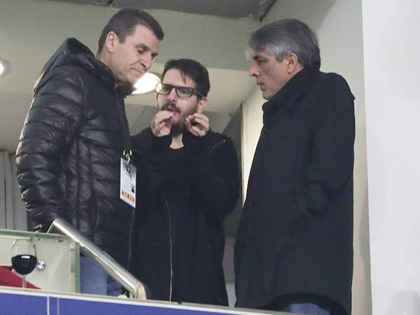 חוגג עם אוחנה וברוש. מרגיעים אותו (דני מרון)