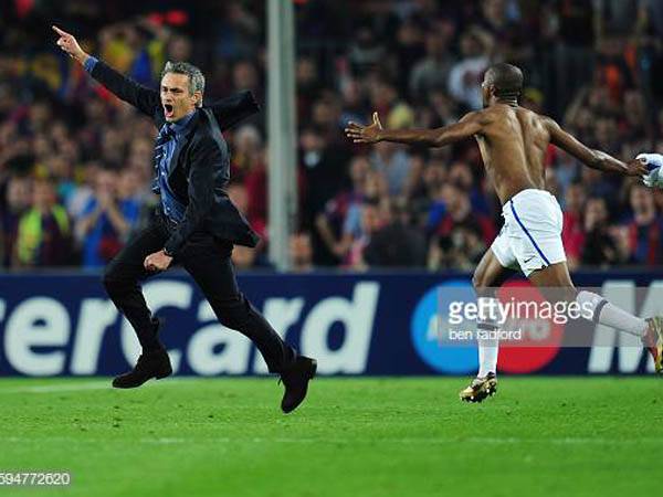 מוריניו חוגג את ההעפלה של אינטר. האם הנראזורי יתקרבו לגביע עם האוזניים הגדולות העונה? (getty)