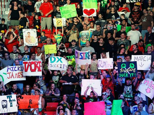 לא אהבו את מה שראו. אוהדי WWE באולם (getty)