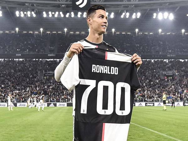 עוד לפני המשחק: רונאלדו קיבל חולצה מיוחדת לכבוד הגעתו ל-700 שערים בקריירה (getty)