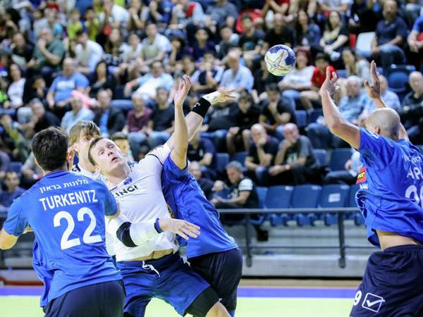 אפו וטורקניץ. המומנטום יימשך גם ביוון? (הדר ואן קולא, באדיבות איגוד הכדוריד)