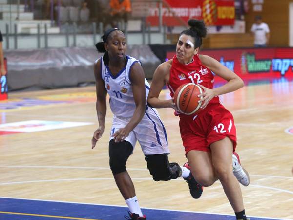 שהד עבוד מול אליסון הייטאואר (קובי אליהו, באדיבות מנהלת ליגת העל לנשים בכדורסל)