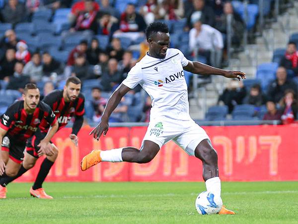 קוקו בועט את הפנדל שהחמיץ (מאור אלקסלסי)