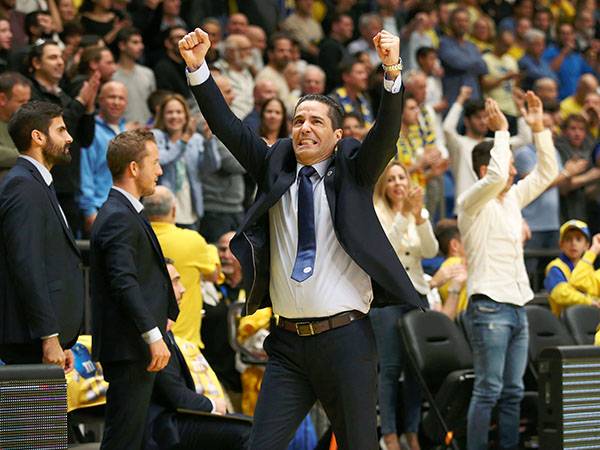 מרגיש בבית. יאניס (אלן שיבר)