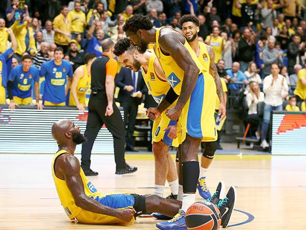 מכבי מרימה את הקהל שלה (צילום: אלן שיבר)