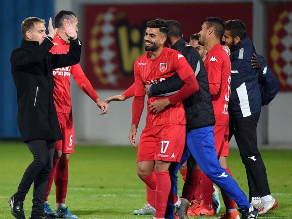 "ידענו שאנחנו קבוצה איכותית". שחקני כפר קאסם חוגגים (צילום: ברני ארדוב)