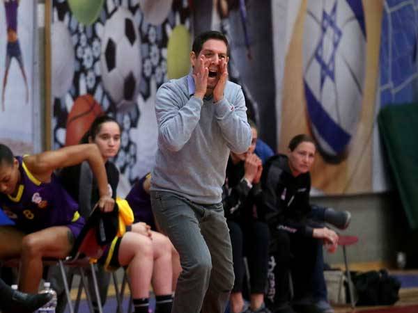 המאמן רועי אייזנברג במהלך הניצחון (צילום: קובי אליהו, באדיבות מנהלת ליגת העל לנשים)