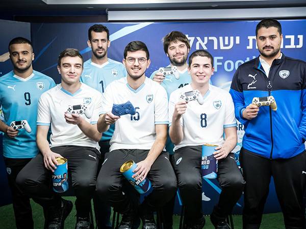 שחקני הפיפ"א של הנבחרת. מימין לשמאל: ארז גבאי, נמרוד הורביץ, תמיר לוי ורועי פלדמן