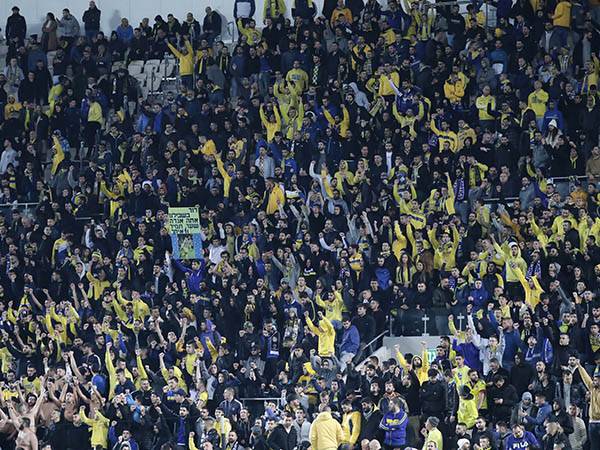 התנפלות כרטיסים של האוהדים הצהובים. (דני מרון)