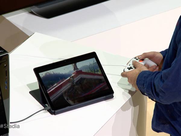 חברות כמו גוגל ואמאזון מציעות שירותי גיימינג בענן, והן התחרות העיקרית של מיקרוסופט בדורות הקרובים