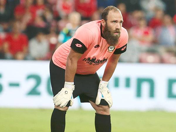 עתידו יובטח במקרה של מקום בפלייאוף העליון. עמוס (אלן שיבר)