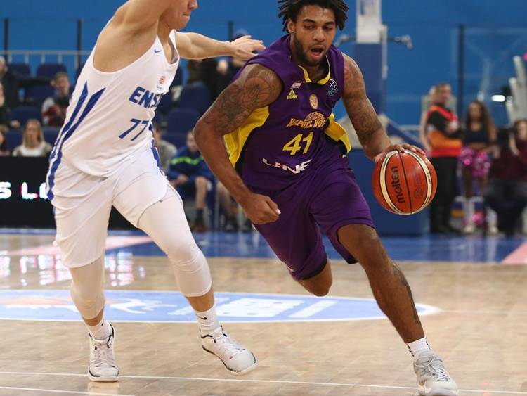 רייס והנעליים האפורות. לא ממש הפריע לו (FIBA)
