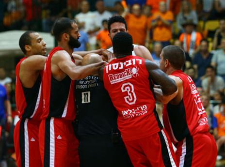 רובינסון בקרב עם וואט. הרגיש שמחפשים אותו (עודד קרני)
