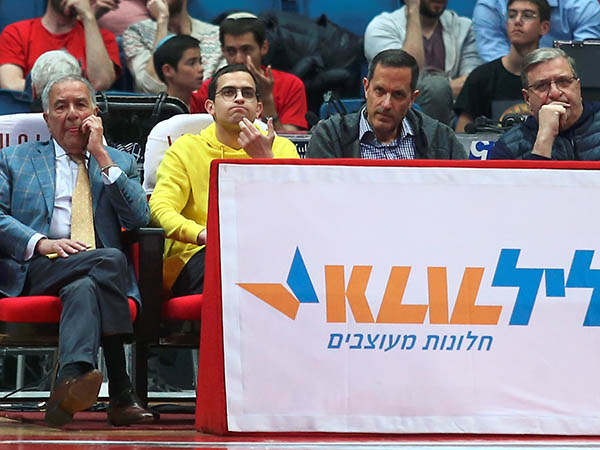 הנהלת מכבי. מסתתרת מאחורי שחקניה? (אלן שיבר)